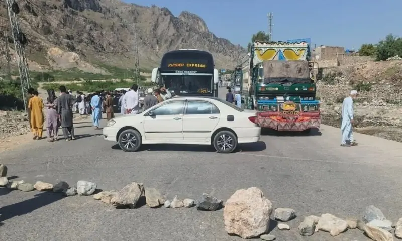 خیبر: ٹارگٹ کلنگ کے خلاف قبائلیوں نے شاہراہ بند کردی، مسلح دفاع کا اعلان
