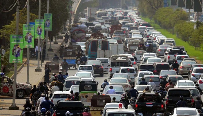 شارع فیصل پر لین کی خلاف ورزی پر تقریباً 100 ای-چالان جاری، ‘نرمی’ کا مظاہرہ