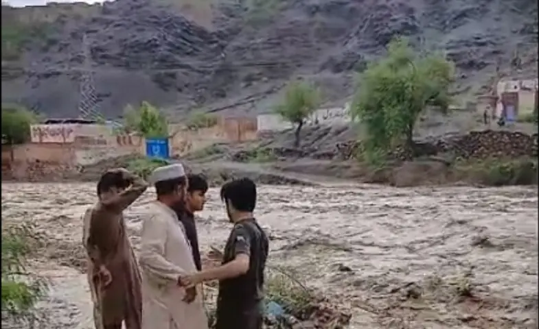 خیبر پختونخوا میں سیلابی ریلے میں افغان خاندانوں کی گاڑی بہہ گئی، 4 لاشیں برآمد
