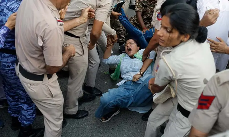 بھارت میں طلبہ کا غصہ: مودی حکومت کے خلاف اپوزیشن کو نادر موقع