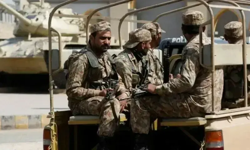 بلوچستان میں کارروائیاں: 10 دہشت گرد ہلاک، 2 خواتین خودکش بمبار اور ان کا سہولت کار گرفتار: آئی ایس پی آر