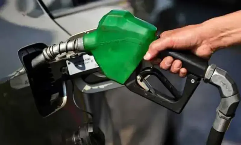 حکومت کا پیٹرول ایک روپیہ سستا، ہائی اسپیڈ ڈیزل 3.77 روپے مہنگا کرنے کا اعلان