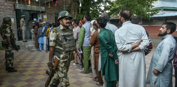 بھارت نے کشمیری صحافی اور کارکن کو ضمانت پر رہا کر دیا: اہلخانہ