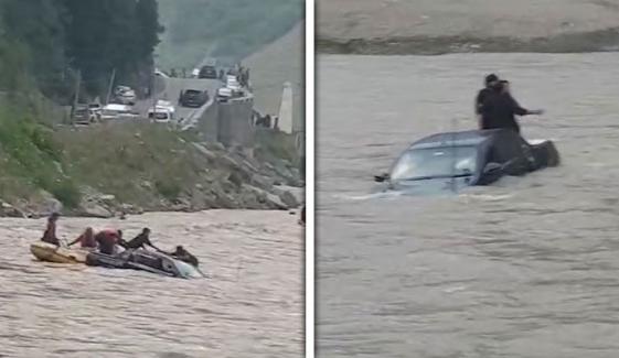 ناران میں ویڈیو بنانے کی کوشش مہنگی پڑ گئی، گاڑی دریائے کنہار کی نذر، چار دوستوں کی جان خطرے میں