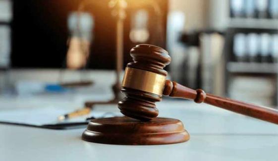 خاتون ساتھی کو خواجہ سرا سے تشبیہ دینا مہنگا پڑ گیا: سرکاری افسر پر 5 لاکھ روپے جرمانہ عائد