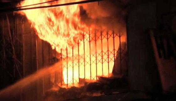 کراچی: بلدیہ رشید آباد میں کیمیکل گودام میں خوفناک آگ، کروڑوں کا نقصان
