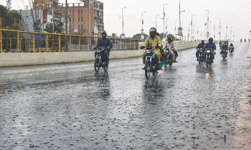 کراچی کے کئی علاقوں میں ہلکی بارش، پیر تک مزید بارشوں کا امکان