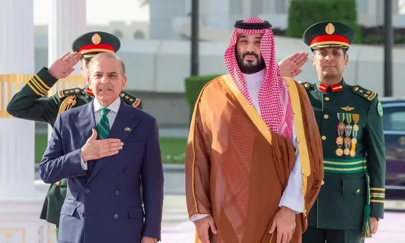 وزیراعظم شہباز شریف اور آرمی چیف کی مکہ میں سعودی ولی عہد سے ملاقات