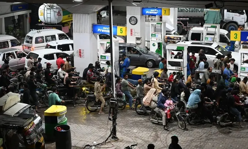حکومت نے پٹرولیم ڈیلرز کا ماہانہ قیمتوں کے تعین کا مطالبہ مسترد کر دیا