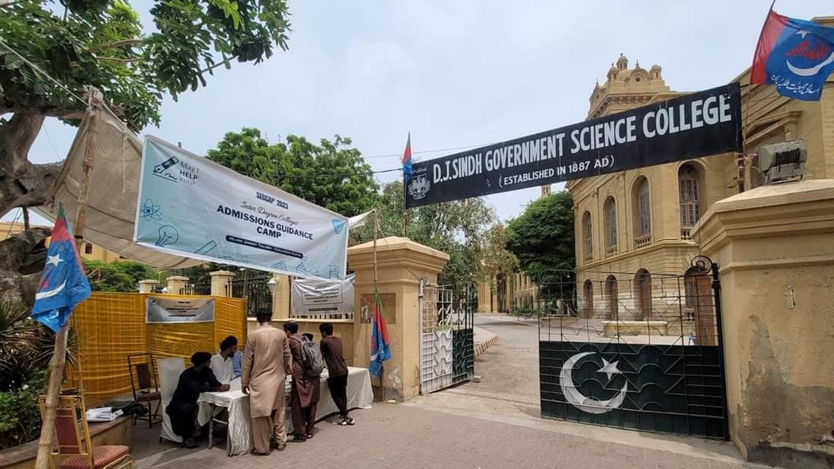 سندھ کے سرکاری کالجز: غیر حاضر اساتذہ کو وجوہات بتاؤ نوٹس جاری کرنے کا فیصلہ