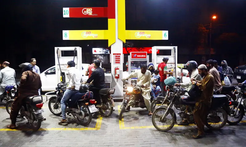 حکومت نے پیٹرول کی قیمت میں 3.19 روپے فی لیٹر کمی کر دی، ہائی اسپیڈ ڈیزل 2.25 روپے مہنگا