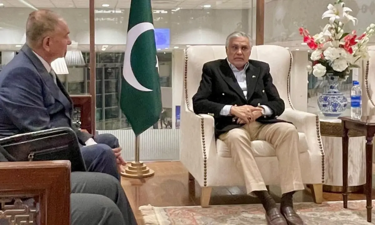 نائب وزیراعظم اسحاق ڈار آر-4 بلاک اور یورپی ای-3 سفارت کاروں کے اجلاسوں سے قبل استنبول روانہ