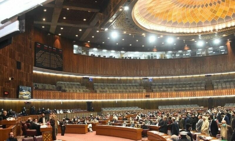 قومی اسمبلی میں قرارداد منظور: کام کی جگہ پر ہراسانی صرف جنسی نہیں، صنفی امتیاز بھی اس میں شامل