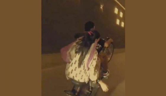 راولپنڈی میں ون ویلنگ: نوجوان اور خاتون کے خلاف مقدمہ درج، ویڈیو وائرل ہونے پر کارروائی