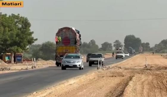 عدالتی احکامات اور پابندی کے باوجود زیرِ تعمیر مہران ہائی وے پر ہیوی ٹریفک رواں دواں